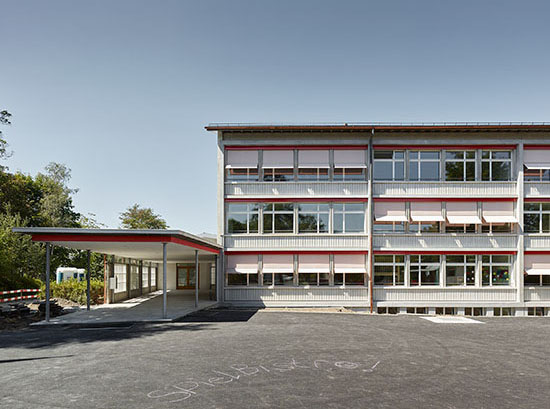 Ostfassade Klassentrakt mit Pausenhalle