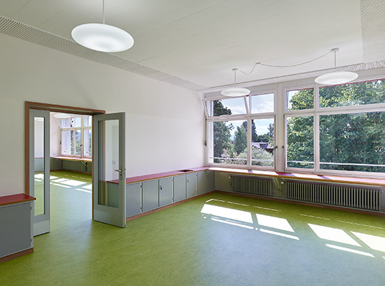 Klassenzimmer mit Gruppenraum