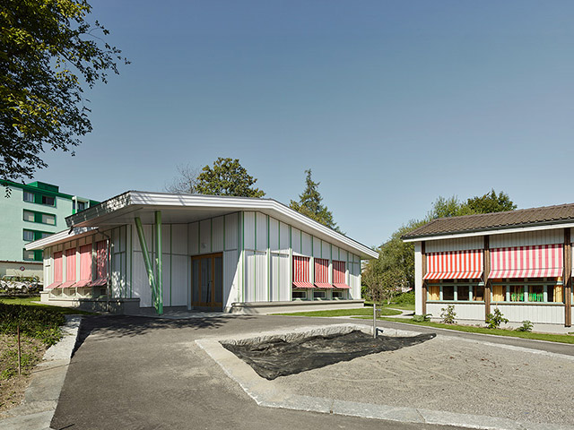 Klassenzimmer mit Gruppenraum