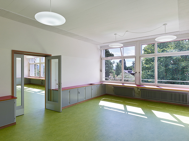 Klassenzimmer mit Gruppenraum