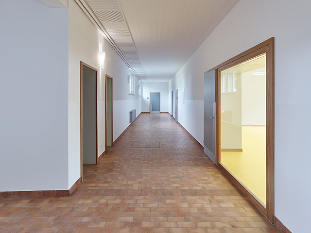 Korridor Untergeschoss mit Blick in die neue Bibliothek