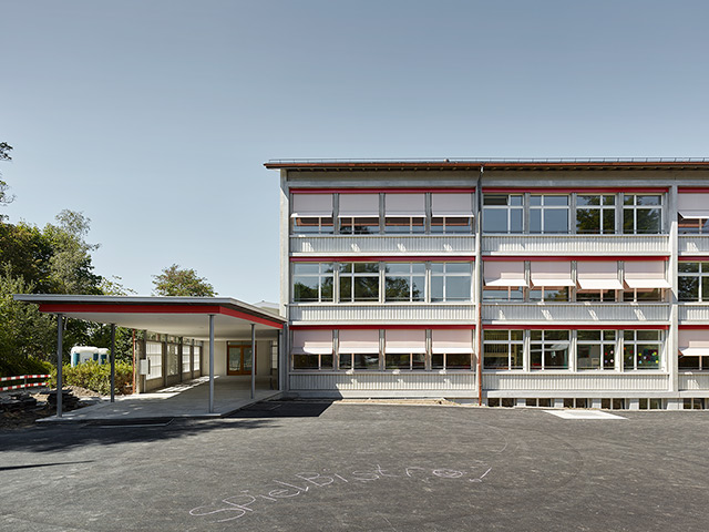 Ostfassade Klassentrakt mit Pausenhalle