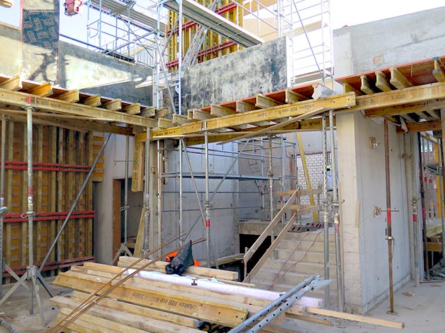 Foyer EG mit Treppe und Lift