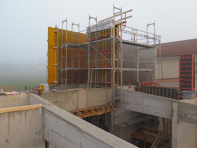 Treppe und Lift zur Galerie