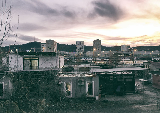 Blick aus dem  	" Basislager " in der Aargauerstraße auf die Skyline von Zürich-Altstetten mit dem ütliberg im Hintergrund